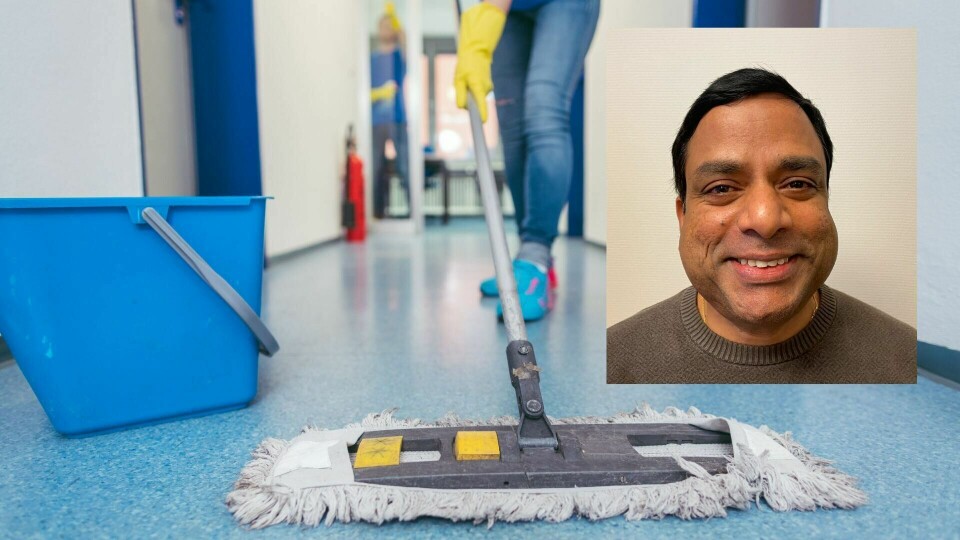 Rajeshwaran Subramaniam jobber som renholdsleder med ansvar for to andre ansatte på Lilleaker skole. Stock bilde av noen som vasker med mopp og et bilde av en mørkhudet mann med svar hår oppå det andre bildet.