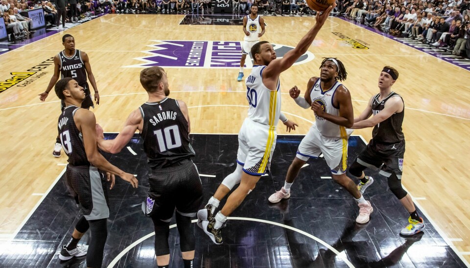 Stephen Curry med en layup i andre periode mot Sacramento Kings. Han endte med 50 poeng i den avgjørende kampen. Stephen Curry med en layup i andre periode mot Sacramento Kings. Han endte med 50 poeng i den avgjørende kampen. Foto: Carlos Avila Gonzalez / San Francisco Chronichle via AP / NTB