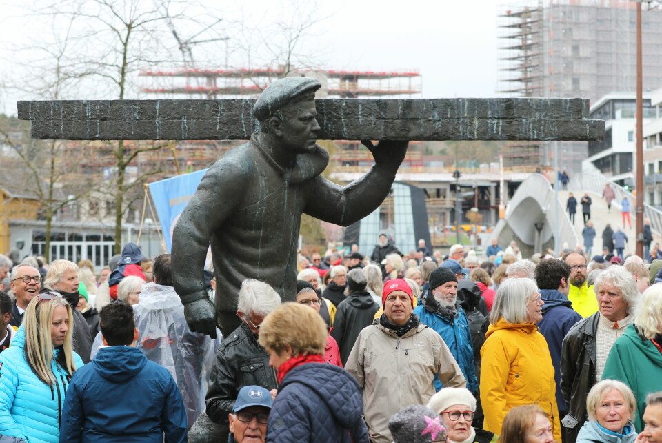 Til tross for regn var det godt oppmøte på Stortorget, der blant annet statuen av «Plankebærer'n», en hyllest til byens store trelasthistorie, står. Til tross for regn var det godt oppmøte på Stortorget, der blant annet statuen av «Plankebærer'n», en hyllest til byens store trelasthistorie, står.