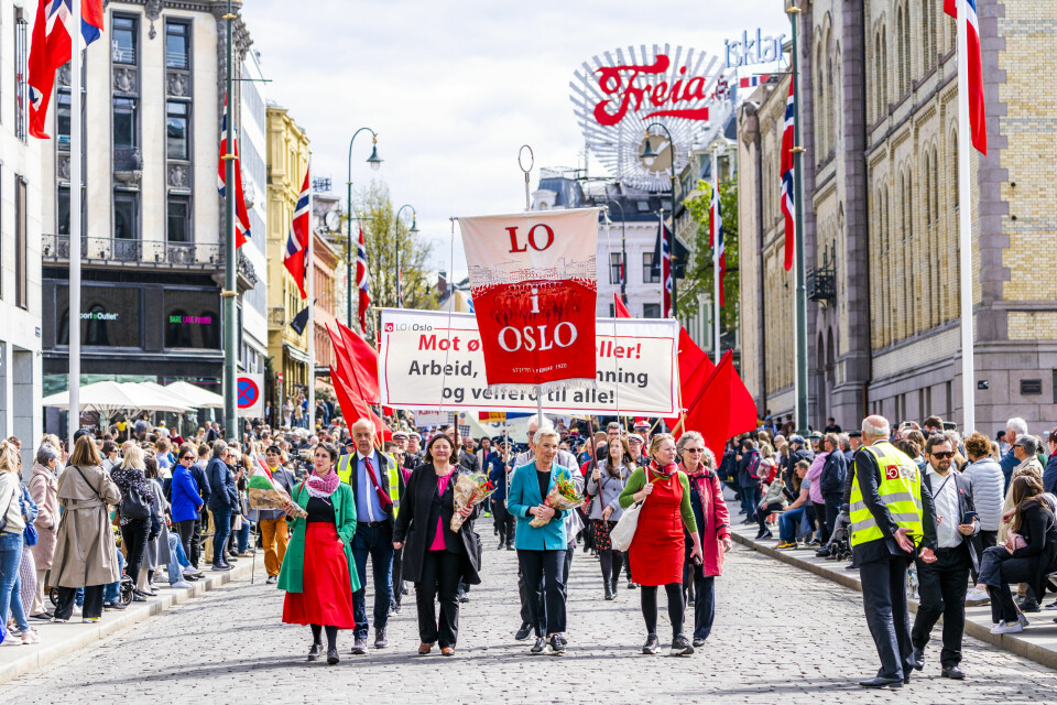 LO-leder Peggy Hessen Følsvik gikk først i 1. mai-toget i Oslo i fjor, sammen med blant andre Palestinakomiteens leder Line Khateeb og Norsk Folkehjelps generalsekretær Henriette Westhrin. LO-leder Peggy Hessen Følsvik gikk først i 1. mai-toget i Oslo i fjor, sammen med blant andre Palestinakomiteens leder Line Khateeb og Norsk Folkehjelps generalsekretær Henriette Westhrin.