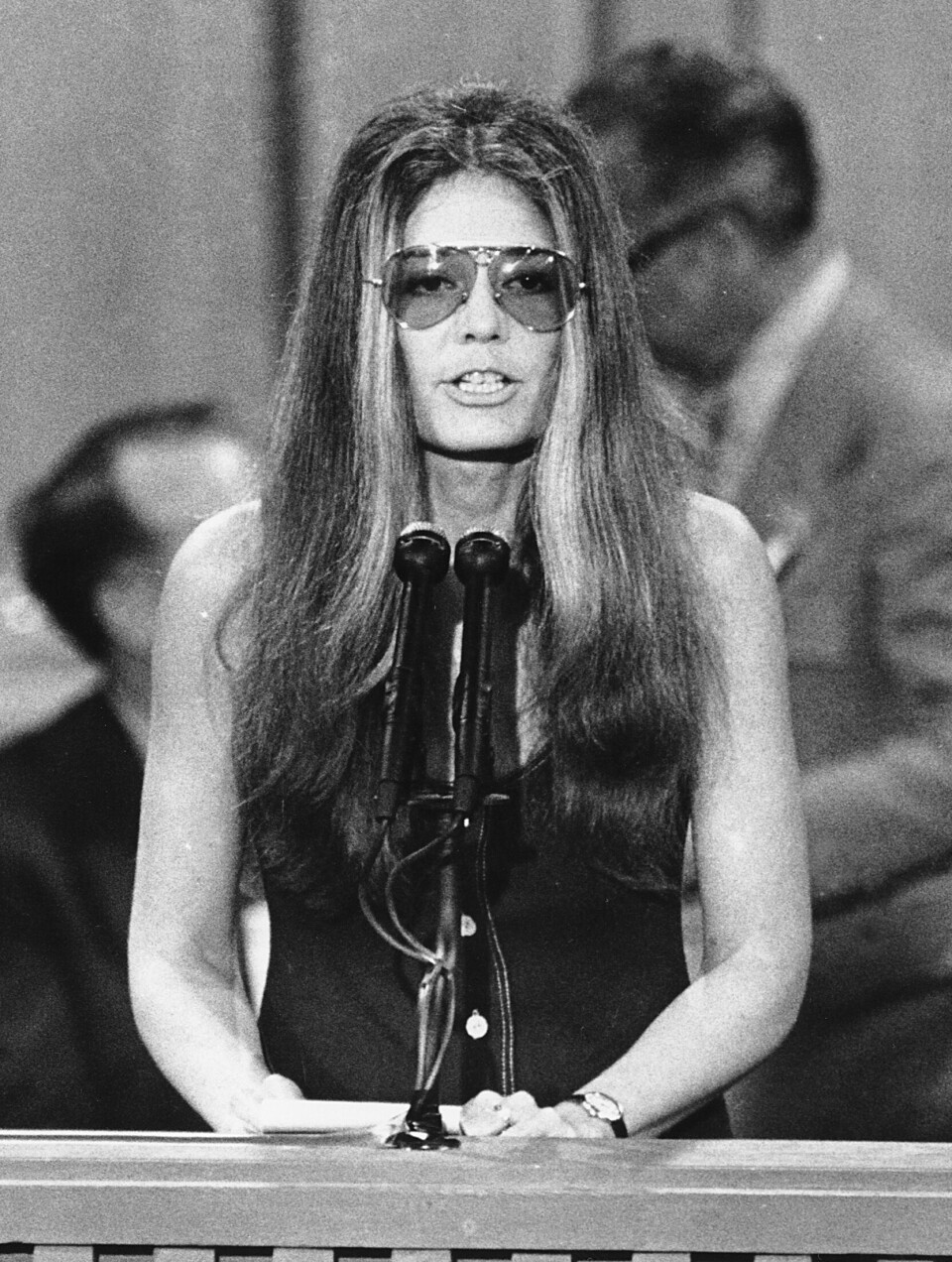 Feminist, journalist og forfatter Gloria Steinem da hun talte til det demokratiske partiet i 1972. Foto: AP / NTB FILE - Feminist Gloria Steinem speaks at the Democratic National Convention in Miami Beach, Fla. on July 13, 1972. Steinem has won the Princess of Asturias Awards' annual prize for communication and humanities. It praised 87-year-old Steinem’s long career in journalism, her bestselling books and her dedication to feminism since the 1960s. (AP Photo, File)