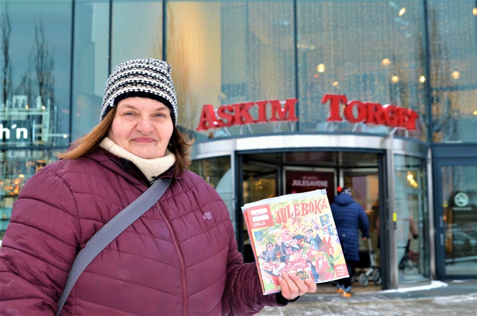 – Jeg er en blid dame, men smiler med munnen lukket, sier tidligere rusmisbruker Anniken Nordengen. Alt hun tjener på salg av =Oslo, og her juleboka, går nå inn på en egen konto til tannbehandling. – Jeg er en blid dame, men smiler med munnen lukket, sier tidligere rusmisbruker Anniken Nordengen. Alt hun tjener på salg av =Oslo, og her juleboka, går nå inn på en egen konto til tannbehandling.