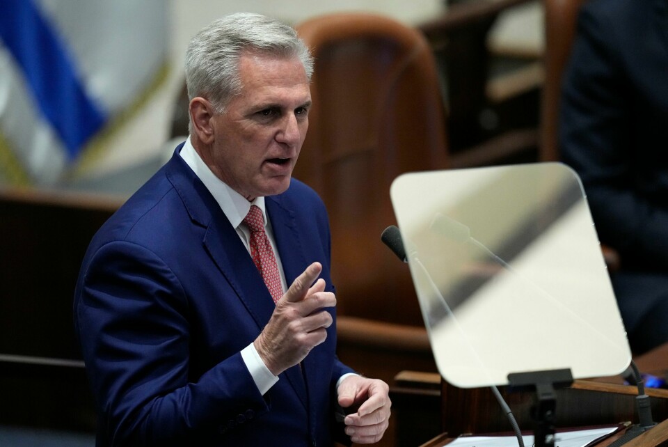 Republikaneren Kevin McCarthy på plass i den israelske nasjonalforsamlingen Knesset mandag.
