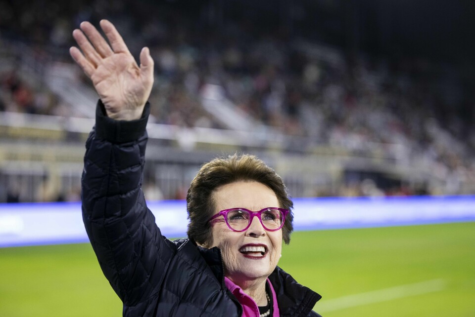 Tennislegenden Bilie Jean King vinker til fans under kvinnenes verdensmesterskap i fotball i 2022. Foto: Ira L. Black / AFP / NTB WASHINGTON, DC - OCTOBER 29: Billie Jean King legendary former Number 1 tennis player and Gender Equality champion waves to fans before the start of the 2022 National Womens Soccer League Championship Match between Portland Thorns FC and Kansas City Current at Audi Field on October 29, 2022 in Washington, DC. Ira L. Black/Getty Images/AFP