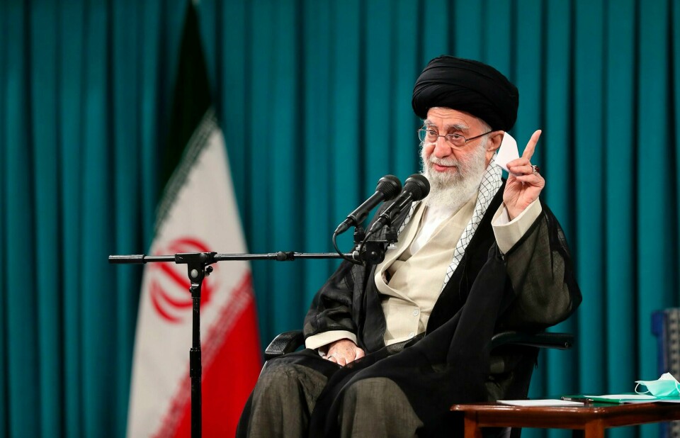 Ayatolla Ali Khamenei er ingen USA-venn. Her er han avbildet i oktober i fjor. Irans øvste leiar ayatolla Ali Khamenei fotografert under et møte med ei gruppe studentar i Teheral 19. oktober. Khamenei er 83 år gammal og ved dårleg helse. Foto: Office of the Iranian Supreme Leader via AP / NTB