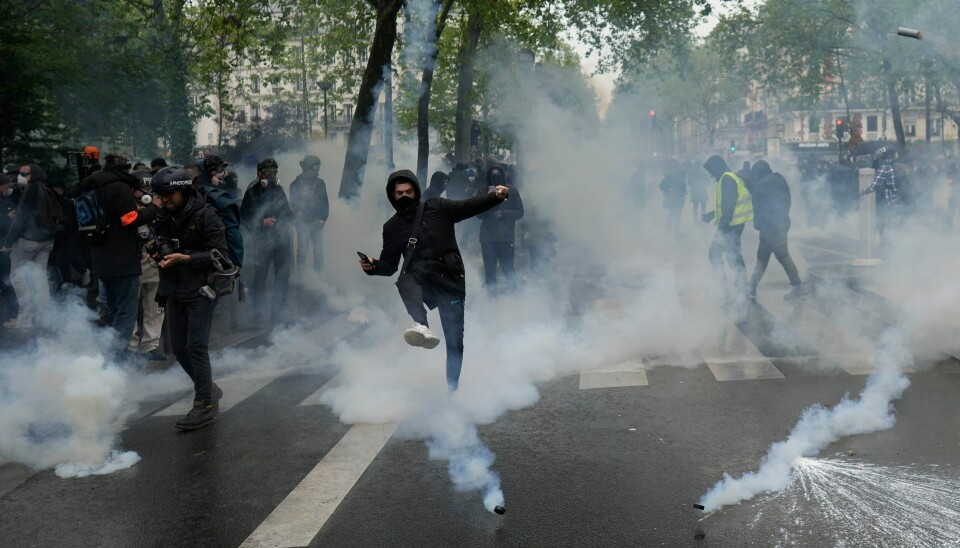 Tåregassen hang tungt over flere Paris-gater etter mandagens 1. mai-markering. Tåregassen hang tungt over flere Paris-gater etter mandagens 1. mai-markering. Foto: AP / NTB