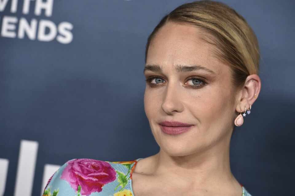 Skuespiller Jemima Kirke under en spesialvisning av TV-serien 'Conversations with Friends,' i mai 2022. Foto: Jordan Strauss / AP / NTB Cast member Jemima Kirke arrives at a special screening of 'Conversations with Friends,' Tuesday, May 17, 2022, at Pacific Design Center, in West Hollywood, Calif. (Photo by Jordan Strauss/Invision/AP)