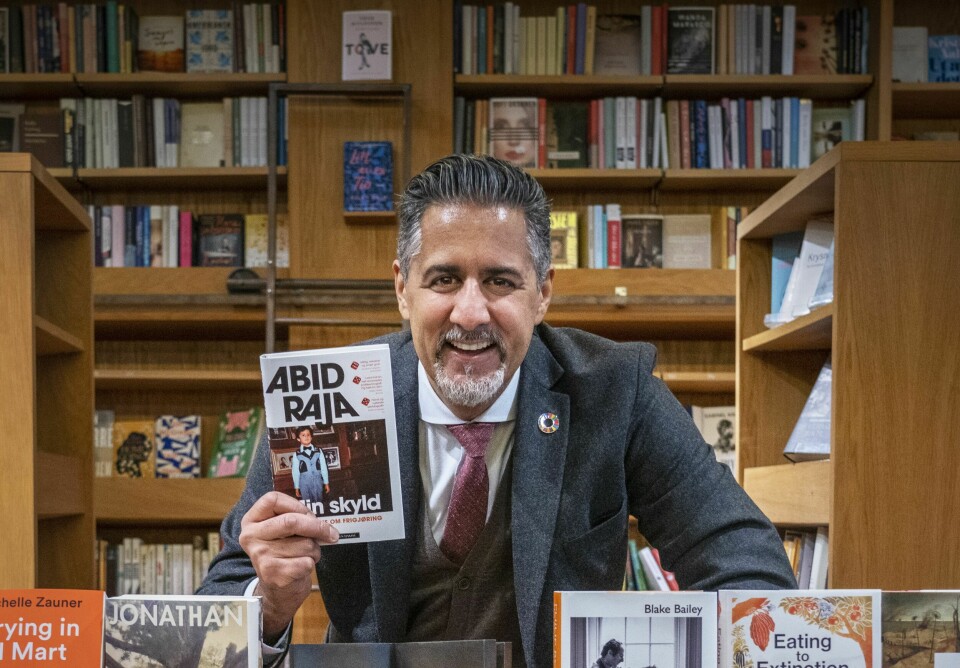 Abid Raja har vært på salgstoppen og utlånstoppen og strømmetoppen med «Min skyld». Politikerens selvbiografi fikk også Bokhandlerprisen. Abid Raja med «Min skyld», nå oppe i et opplag på «svimlende 150.000 eksemplarer, ifølge forlaget. Foto: Ole Berg-Rusten / NTB