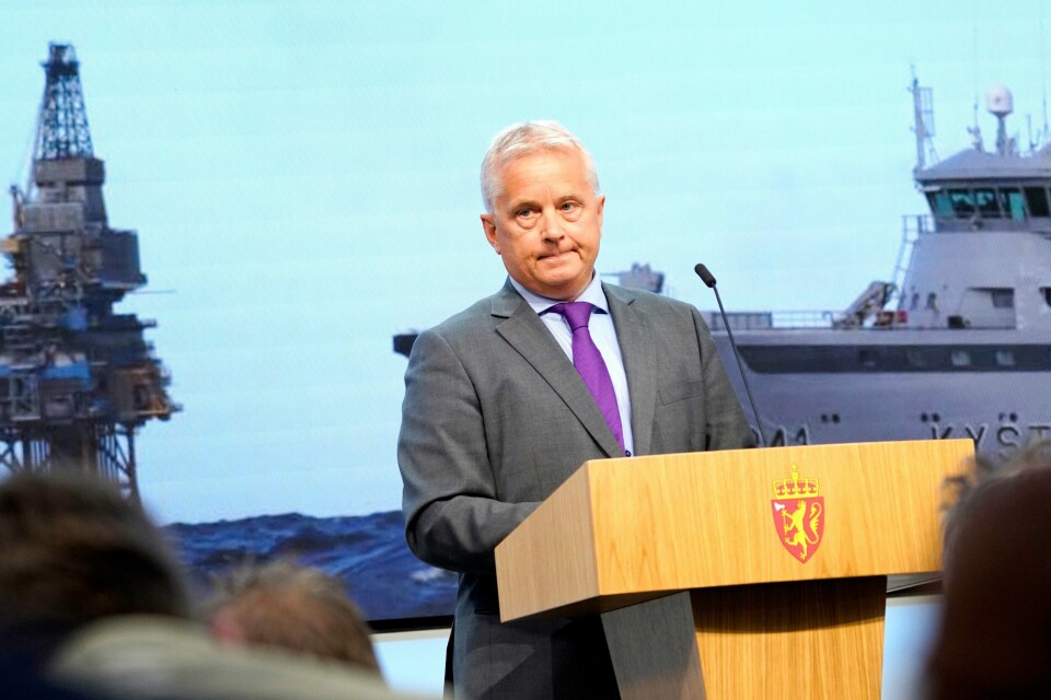 Knut Storberget før forsvarsminister Bjørn Arild Gram (Sp) får overlevert Forsvarskommisjonens rapport. Knut Storberget har ledet forsvarskommisjonens arbeid. Foto: Ole Berg-Rusten / NTB