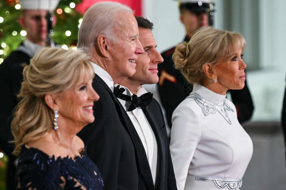 President Joe Biden kommer ikke, men det gjør førstedame Jill. Også Frankrikes president Emmanuel Macron kommer. Her er de tre, og Brigitte Macron, avbildet i Washington i desember. President Joe Biden kommer ikke, men det gjør førstedame Jill. Også Frankrikes president Emmanuel Macron kommer. Her er de tre, og Brigitte Macron, avbildet i Washington i desember.