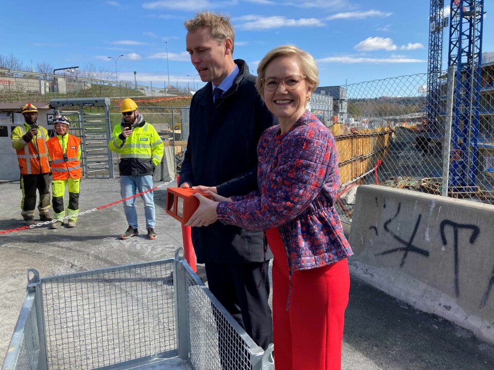 Forsknings- og høyere utdanningsminister Ola Borten Moe (Sp) og helse- og omsorgsminister Ingvild Kjerkol (Ap) sørget i fellesskap for å få «grunnsteinen» til Livsvitenskapsbygget på plass i kurven. Forsknings- og høyere utdanningsminister Ola Borten Moe (Sp) og helse- og omsorgsminister Ingvild Kjerkol (Ap) sørget i fellesskap for å få «grunnsteinen» til Livsvitenskapsbygget på plass i kurven.