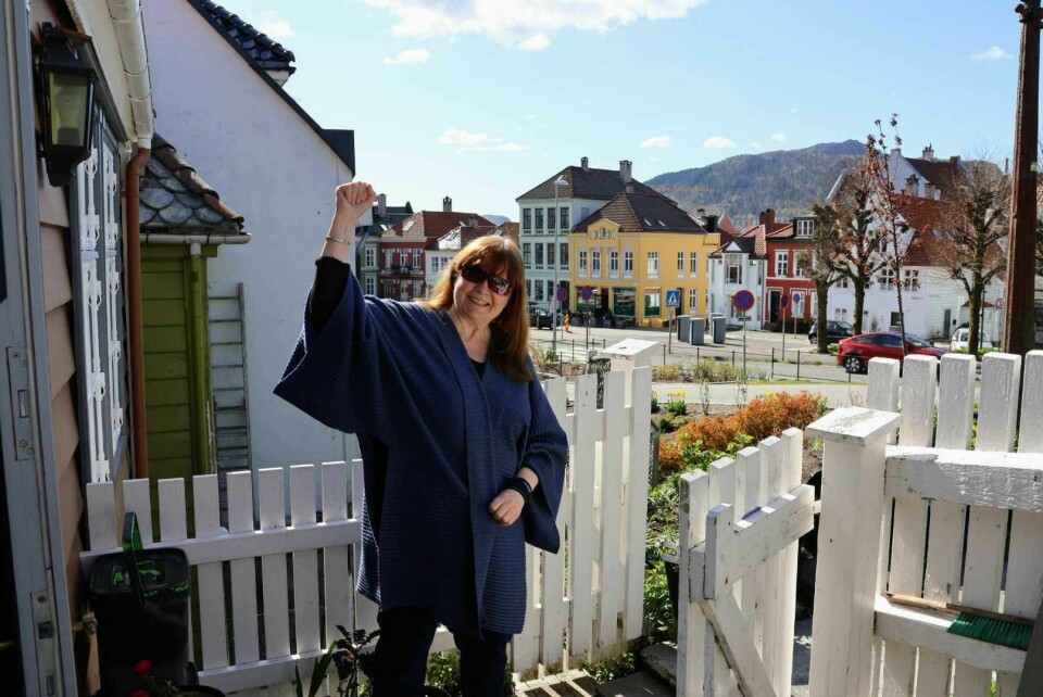 Anne Magnussen er strålende fornøyd med å slippe toetasjers busser rett utenfor stuedøren. – Jess, triumferer hun. Anne Magnussen