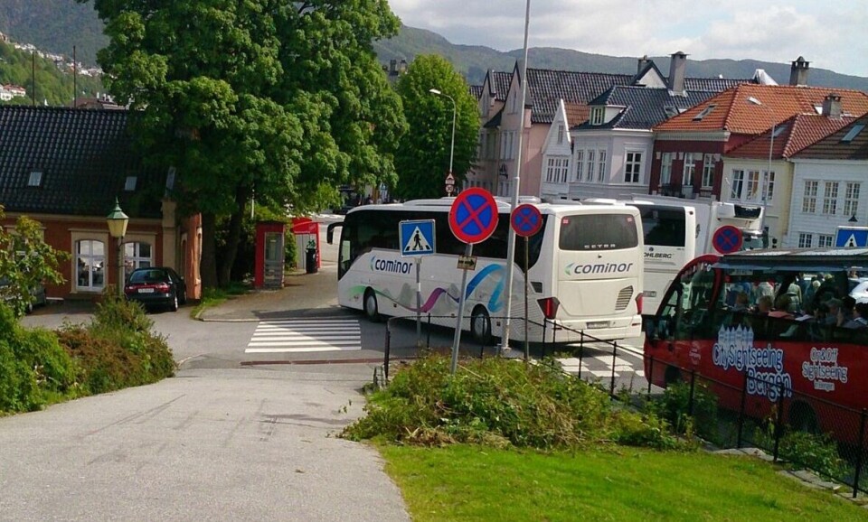 En kaotisk sommerdag på Klosteret på Nordnes. En kaotisk sommer på Nordnes. klosterhaugen, turistbuss