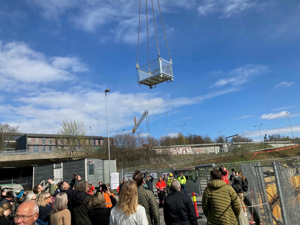 Så gikk «grunnsteinen» til værs med kran, før den ble senket ned i Livsvitenskapsbyggets indre. Så gikk «grunnsteinen» til værs med kran, før den ble senket ned i Livsvitenskapsbyggets indre.
