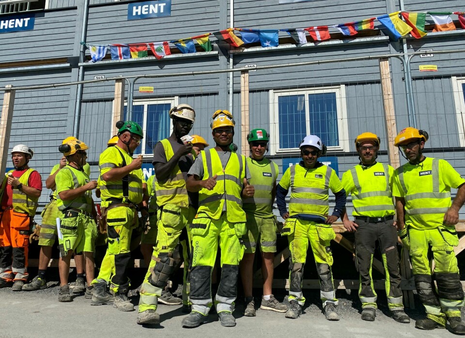 Arbeidere fra mange land deltar i arbeidet med Livsvitenskapsbygget. Arbeidere fra mange land deltar i arbeidet med Livsvitenskapsbygget.