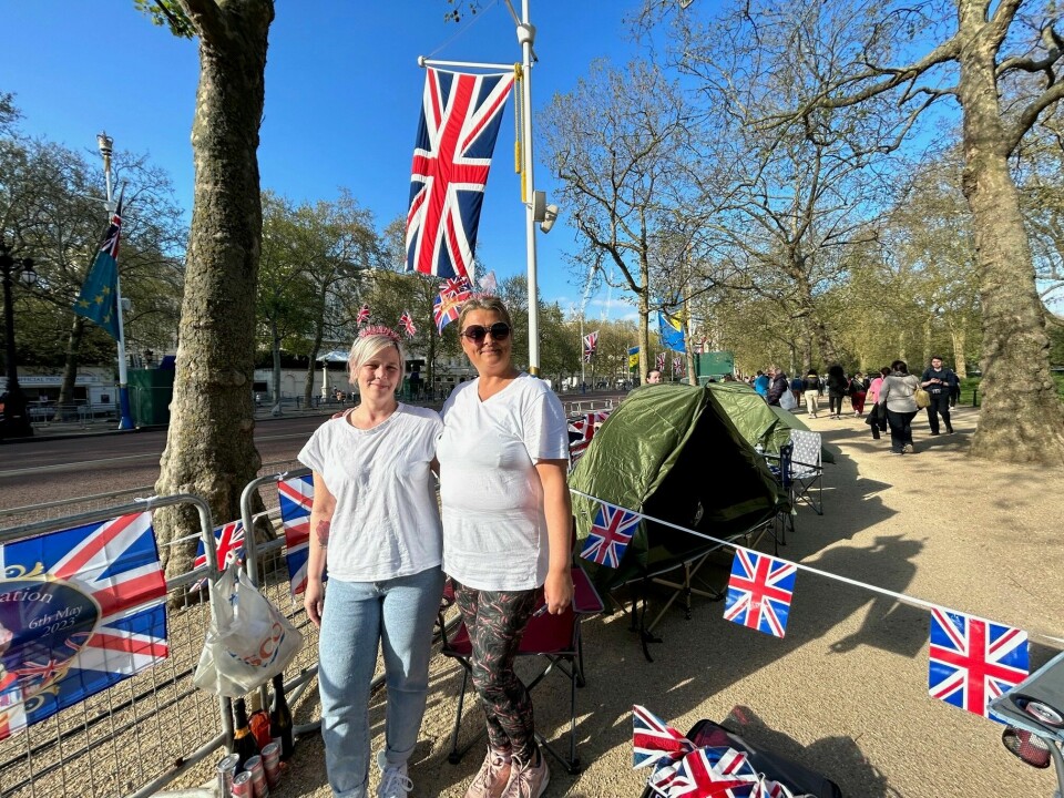 The Mall ble fylt opp av telt allerede torsdag. Leanne Moore og Paula Healey er blant de mest ivrige. The Mall ble fylt opp av telt allerede torsdag. Leanne Moore og Paula Healey er blant de mest ivrige.