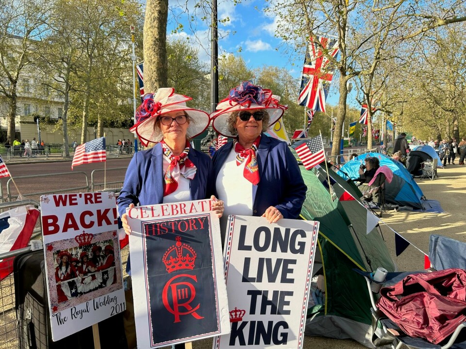Mari Boepple fra Texas og Paula Caruthers fra Georgia la ferien sin til dette tidspunktet for å få med seg kroningen. Mari Boepple fra Texas og Paula Caruthers fra Georgia la ferien sin til dette tidspunktet for å få med seg kroningen.