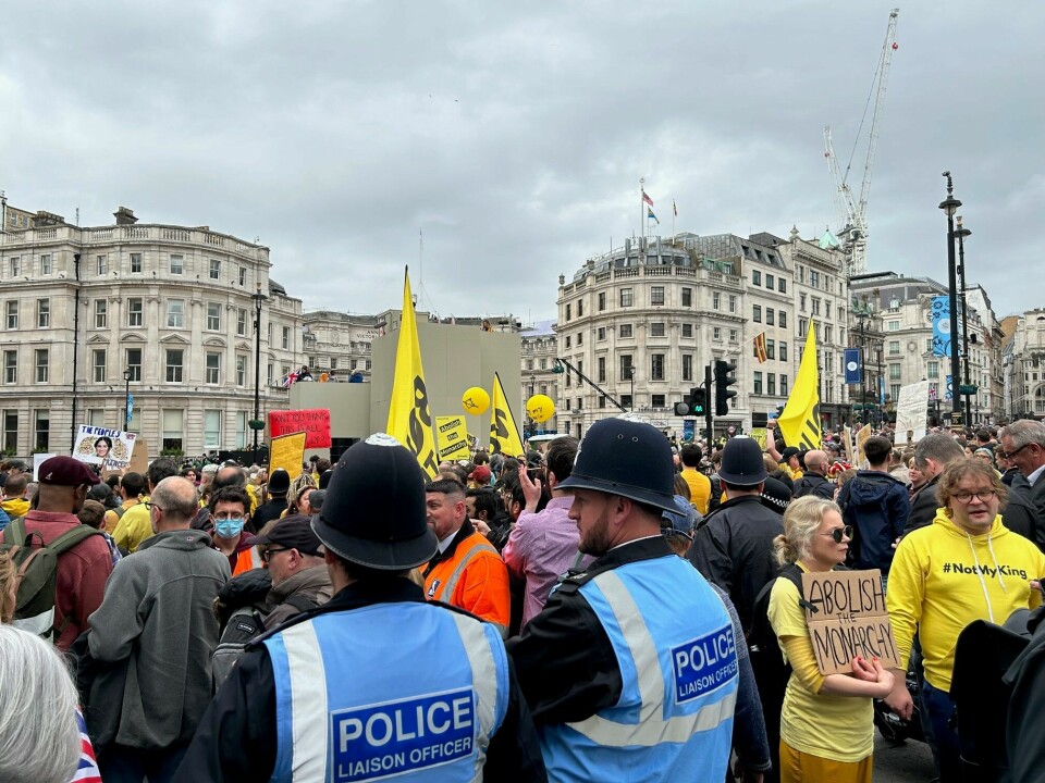 Politioppbudet er enormt i London denne lørdagen. Her passer de på like ved anti-monarki-demonstrantene på Trafalgar Square. Politioppbudet er enormt i London denne lørdagen. Her passer de på like ved anti-monarki-demonstrantene på Trafalgar Square.