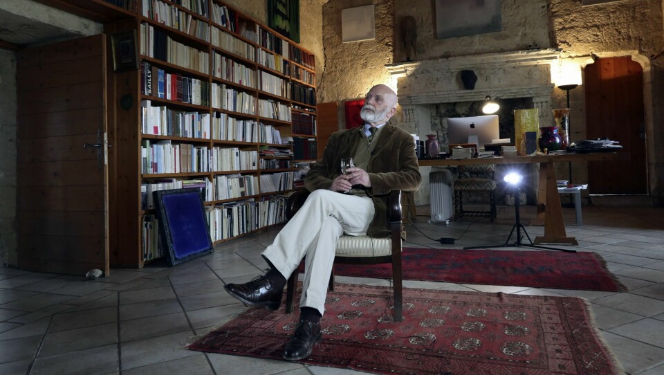 – Formålet med vårt arrangement på Deichman er å korrigere feilinformasjon om «Den store utskiftningen», et uttrykk Renaud Camus (bildet) utmyntet i 2011, skriver Tore Rasmussen. Renaud Camus, who formulated the term, 'the great replacement,' sits in his house during an interview with The Associated Press, April 4, 2019 in Plieux, southwestern France. The 'great replacement' is the false claim that the native population of France and other western countries is bit by bit being overrun by Muslims who are allegedly supplanting, and one day will erase, Christian civilization and its values and replace them with an Islamic way of life.