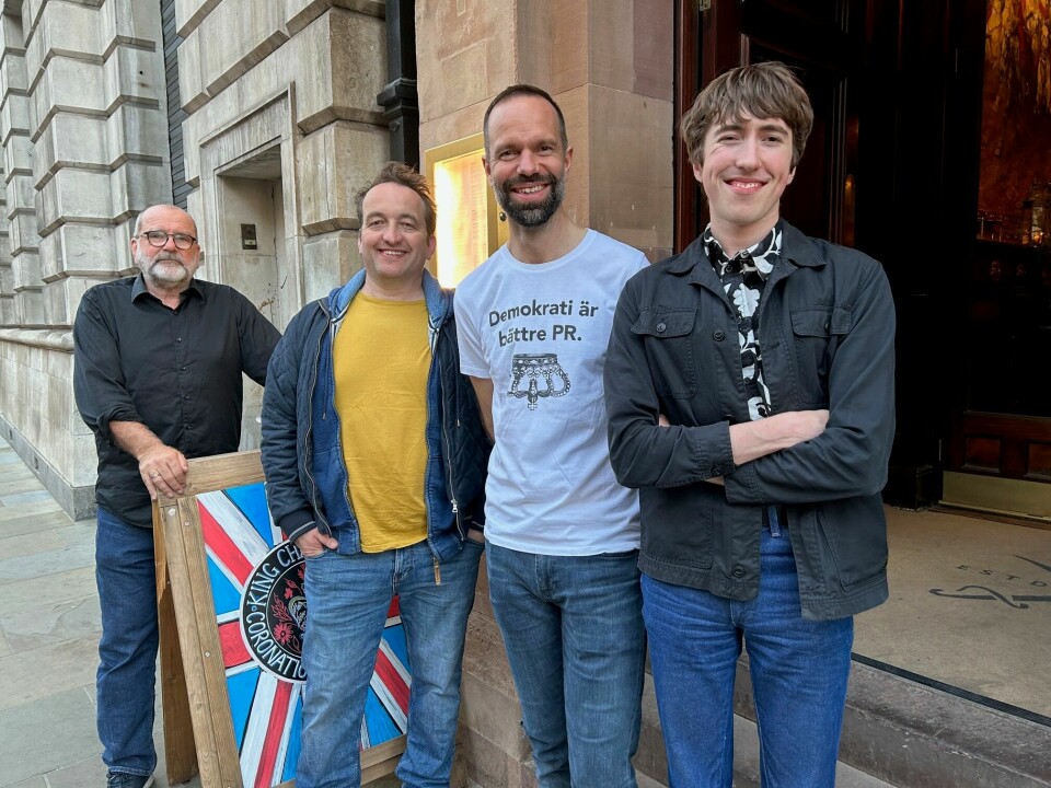 Norske Per Kristian Hansen på pub i London (t.v.) sammen med Graham Smith, leder for britiske Republic, Magnus Simonsson fra den svenske Republikanska Föreningen og Ben Clinton fra britiske Republic. Norske Per Kristian Hansen på pub i London (t.v.) sammen med Graham Smith, leder for britiske Republic, Magnus Simonsson fra den svenske Republikanska Föreningen og Ben Clinton fra britiske Republic.