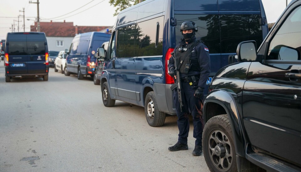 Det er enormt politioppbud i flere serbiske landsbyer etter masseskytingen torsdag kveld. En politibetjent står vakt i Dubona sør for Beograd. Foto: Armin Durgut / AP / NTB