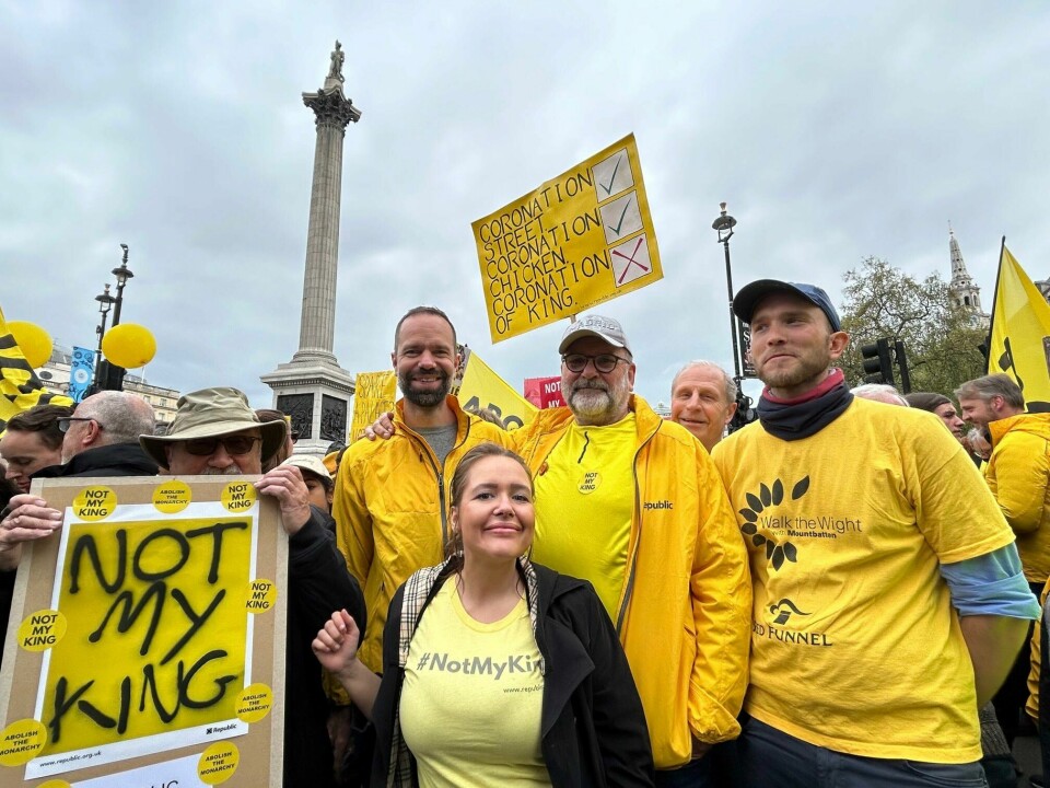 Anti-monarki-demonstranter på Trafalger Square i London lørdag. I midten norsker Per Kristian Hansen. Like før dette var lederen av britiske Republic og fem andre blitt arrestert. Anti-monarki-demonstranter på Trafalger Square i London lørdag. I midten norsker Per Kristian Hansen. Like før dette var lederen av britiske Republic og fem andre blitt arrestert.