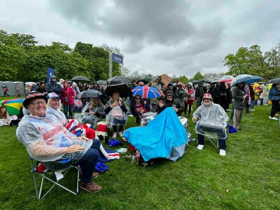 Denne feststemte gjengen feiret kroningen av kong Charles. Humøret var på topp til tross for det dårlige været. Denne feststemte gjengen feiret kroningen av Kong Charles. Humøret var på topp til tross for det dårlige været.