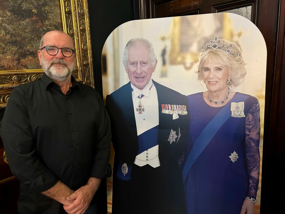 Heller ikke republikktilhengeren Per Hansen slipper unna furoren rundt kroningen, men stiller seg gjerne opp ved siden av plakaten av kong Charles og dronning Camilla på puben i London. Heller ikke republikktilhengeren Per Hansen slipper unna furoren rundt kroningen, men stiller seg gjerne opp ved siden av plakaten av kong Charles og dronning Camilla på puben i London.