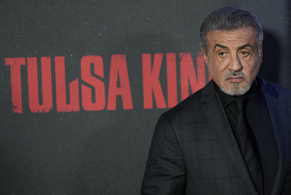 Sylvester Stallone spiller gangster i «Tulsa King», serien som har fått en sesong to. Her ved seriepremieren i New York i fjor høst. Sylvester Stallone på kinopremiere for strømmeserien «Tulsa King» i november. Nå skal han fortsette å spille omplassert mafiaboss i minst en sesong til. Foto: AP