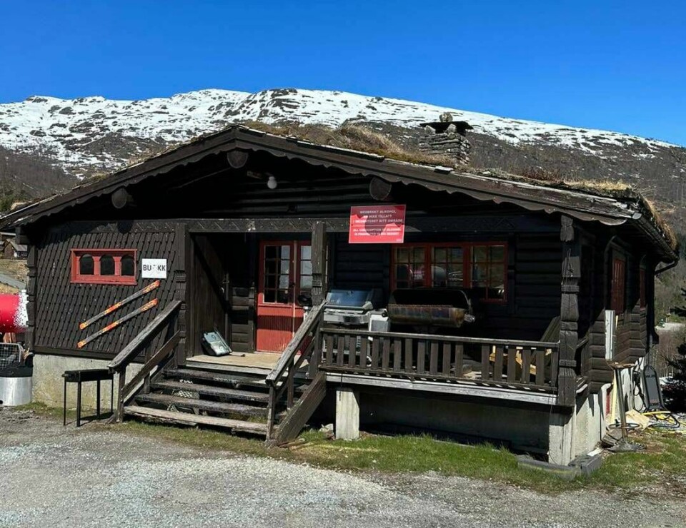 Det er noen år siden hytten fra 1968 har fungert som varmestue i Sauda Skisenter. De siste årene har det vært butikk i hytten, men nå gis den altså bort mot henting. Det er noen år siden hytten fra 1968 har fungert som varmestue i Sauda Skisenter. De siste årene har det vært butikk i hytten, men nå gis den altså bort mot henting.