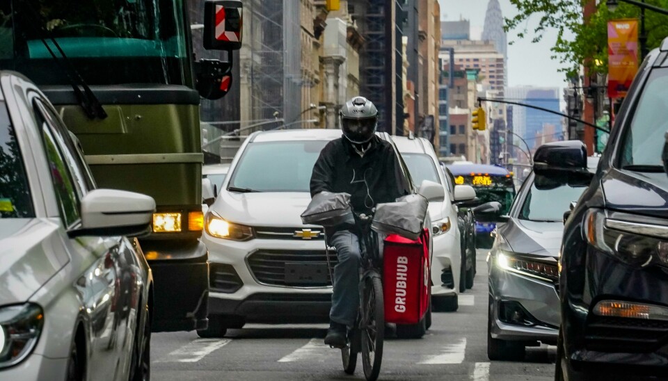 Det skal bli færre biler i New York. Det gir bedre plass til kollektivtrafikken, gående og matleveringsbud. Det skal bli færre biler i New York. Det gir bedre plass til kollektivtrafikken, gående og matleveringsbud. Foto: Bebeto Matthews / AP / NTB