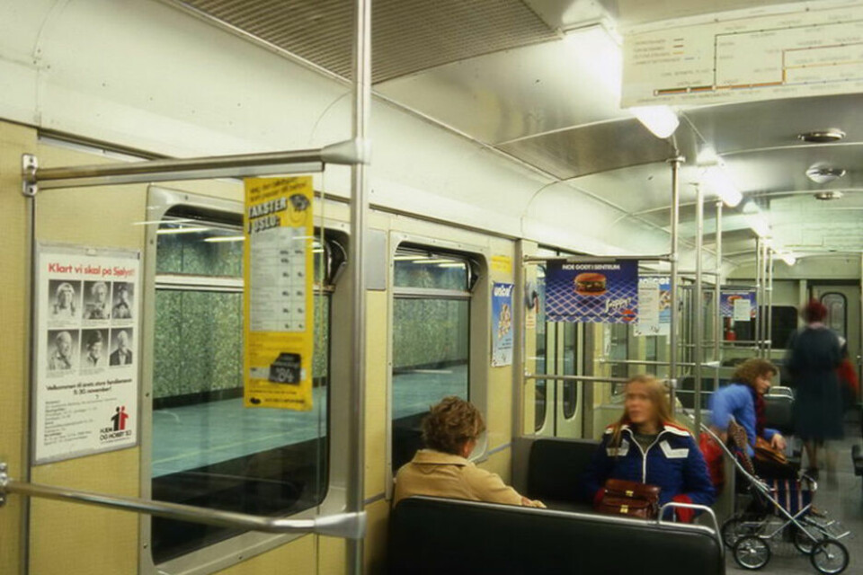 T-banen glir inn på Grønland stasjon i 1984. Linjekartet øverst i bildet strekker seg fortsatt bare mot øst. T-banen glir inn på Grønland stasjon i 1984. Linjekartet øverst i bildet strekker seg fortsatt bare mot øst.