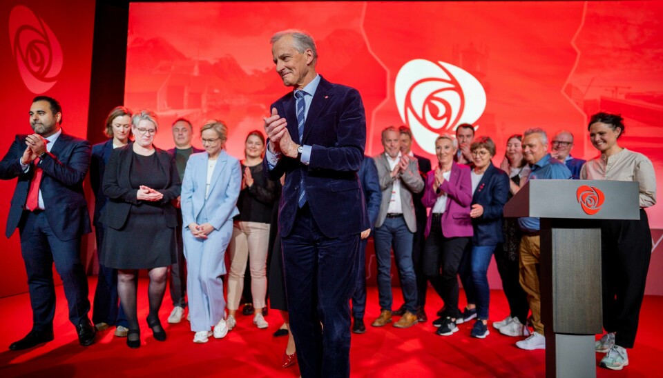 Forslaget skal behandles på landsmøtet lørdag. Her fra da partileder Jonas Gahr Støre ble gjenvalgt sammen med hele sentralstyret, hvor også Cecilie Myrseth sitter. En beveget partileder Jonas Gahr Støre med hele sentralstyret etter valget under Arbeiderpartiets landsmøte i Oslo Kongressenter fredag. Foto: Heiko Junge / NTB