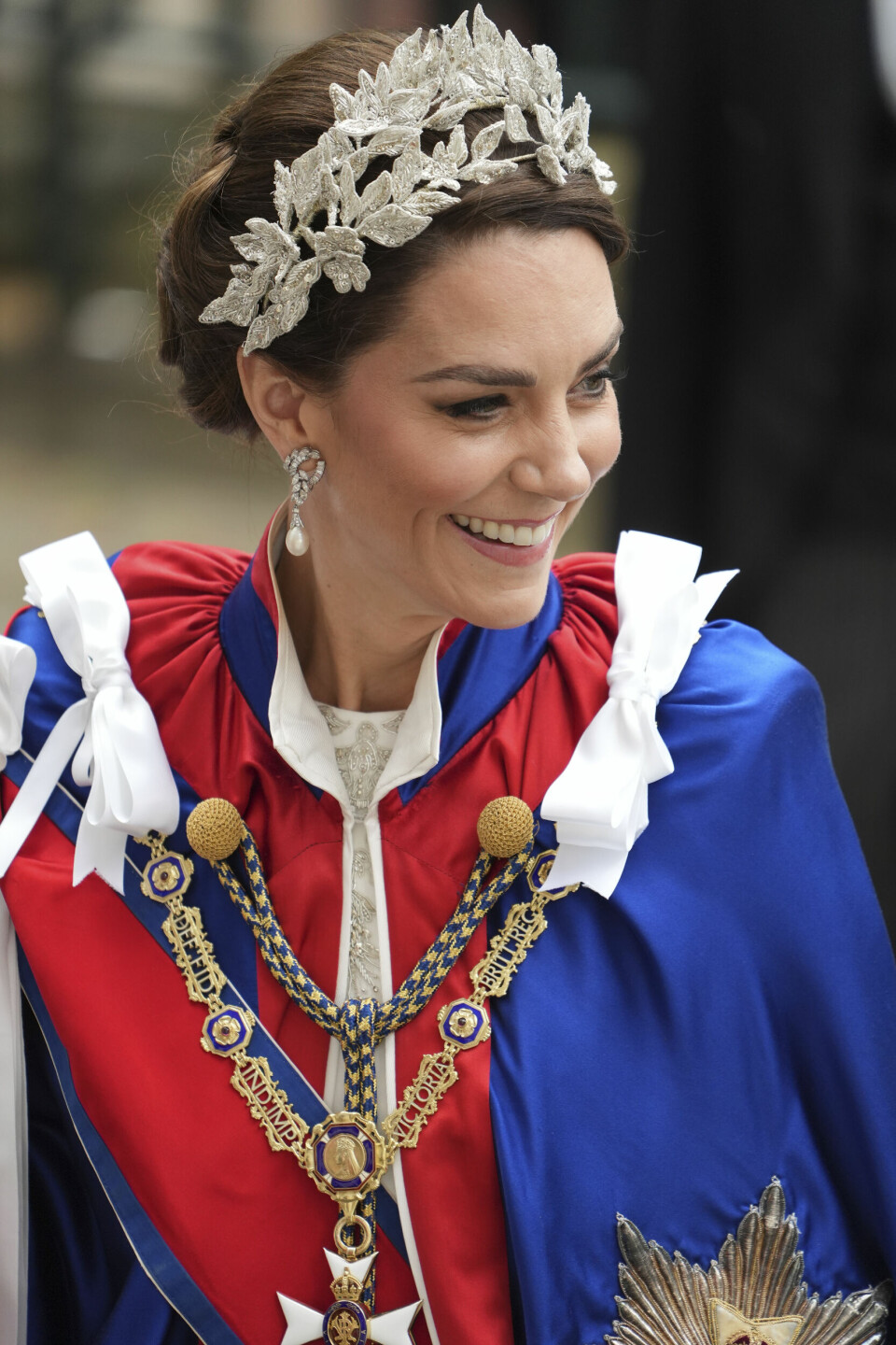 Prinsessen av Wales er kongehusets mest populære person, i følge britisk presse. Prinsessen av Wales er kongehusets mest populære person, i følge britisk presse.