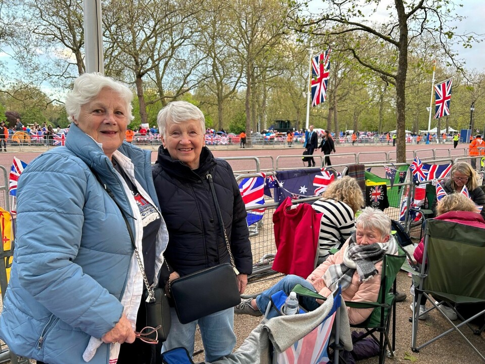 Mary Little (76) og Helen Edgar (74) har tilbragt natten i campingstoler for å se kong Charles og resten av følget. Fredag kveld hadde de fortsatt greit med plass rundt seg, men lørdag ble det stappfullt. Mary Little (76) og Helen Edgar (74) har tilbragt natten i campingstoler for å se kong Charles og resten av følget.