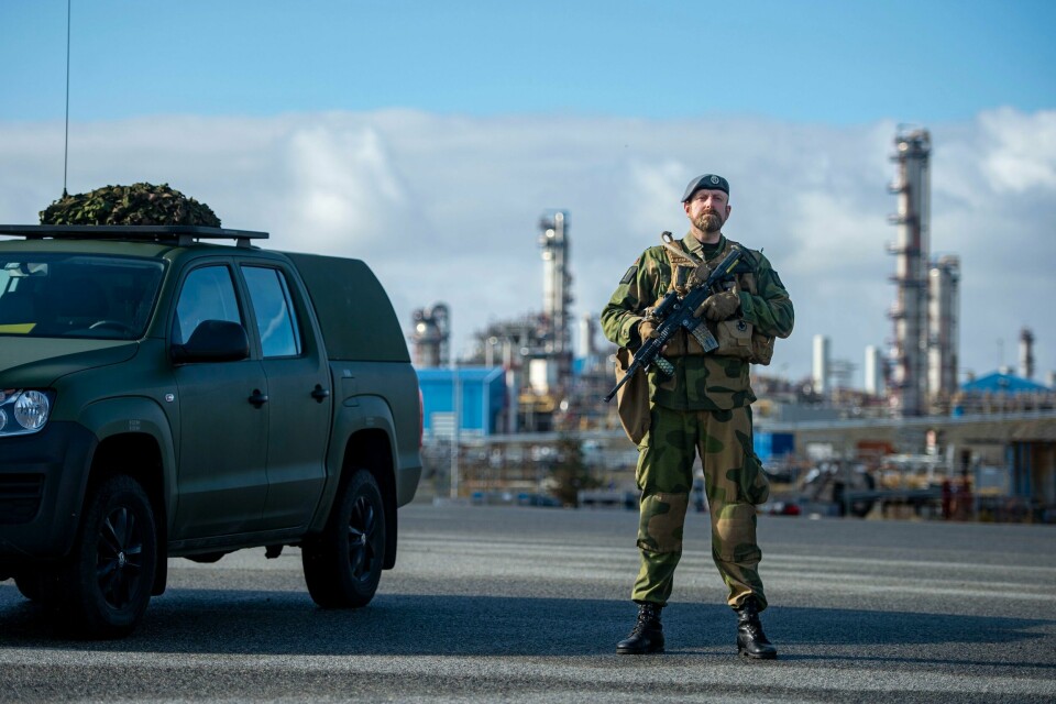I fjor høst bisto Heimevernet politiet med forsterket vakthold ved petroleumsanlegget Kårstø i Rogaland. I den nye rapporten slår NSM fast at infrastruktur som er spesielt utsatt ved sikkerhetspolitiske kriser, har mangelfull beskyttelse. Erfaringer fra etter Russlands invasjon av Ukraina trekkes fram. I fjor høst bisto Heimevernet politiet med forsterket vakthold ved petroleumsanlegget Kårstø i Rogaland. I den nye rapporten slår NSM fast at infrastruktur som er spesielt utsatt ved sikkerhetspolitiske kriser, har mangelfull beskyttelse. Erfaringer fra etter Russlands invasjon av Ukraina trekkes fram. Foto: Carina Johansen / NTB