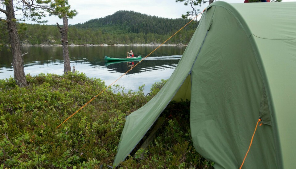 – Mer kontakt med naturen vil også føre til at flere føler eierskap til den, og ønsker å ta vare på den, skriver kronikkforfatterne. Ung mann på kanotur i finværet.