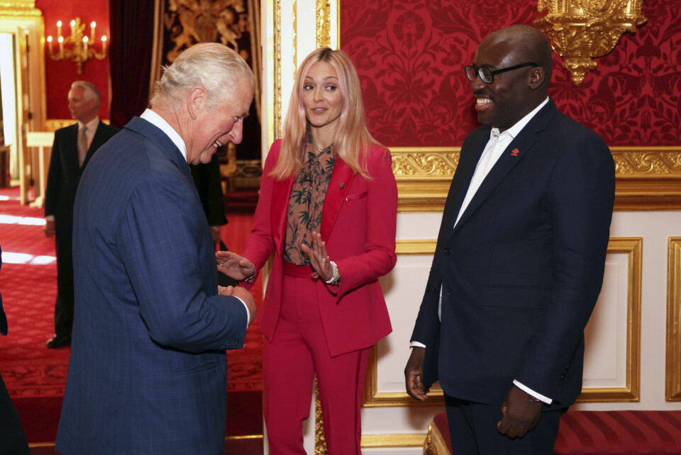Kongen sammen med tvjournalisten Fearne Cotton og redaktøren for britiske Vogue, Edward Enninful, under en prisutdeling arrangert av Prince's Trust Awards i St James's Palace i 2021. Med tvjournalisten Fearne Cotton og redaktøren for britiske Vogue, Edward Enninful, under en prisutdeling arrangert av Prince's Trust Awards i St James's Palace i 2021.