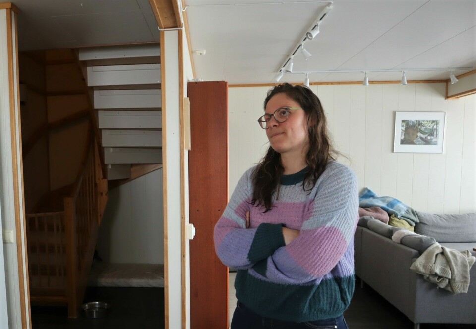 - Vi kan ikke la oss utvanne et begrep som demokrati. Hvem flere skal miste stemmeretten, før det stopper å være et demokrati?, spør Sally Hovelsø, i lys av at utlendinger mistet stemmeretten ved lokalstyrevalget i Svalbard. Sally Hovelsø reagerer sterkt på stemmerettsendringene på Svalbard, der utlendinger nå ikke får stemme ved lokalstyrevalg.