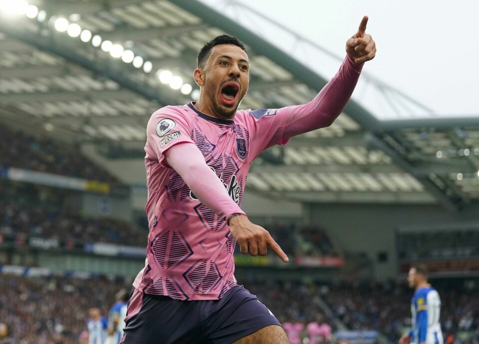 Evertons Dwight McNeil feirer etter scoringen mandag. Evertons Dwight McNeil feirer etter scoringen mandag. Foto: Adam Davy/PA via AP / NTB