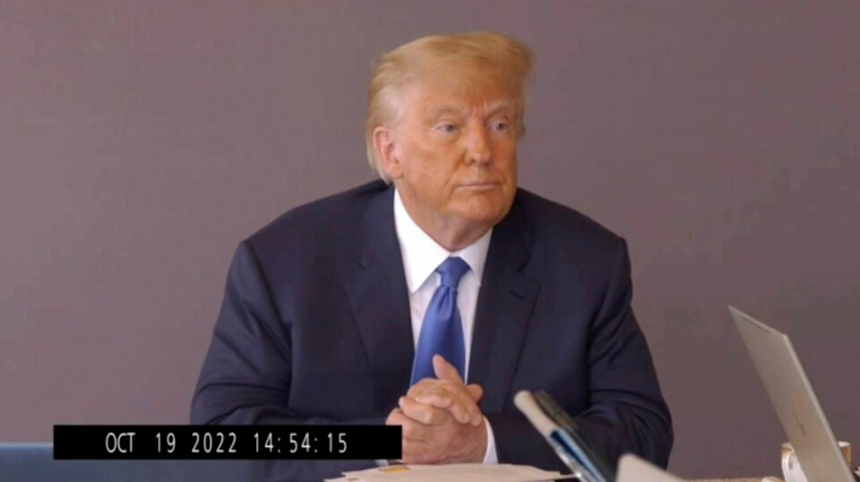 Stillbilde fra videoopptak av et avhør av Donald Trump i forbindelse med det sivile søksmålet mot ham for voldtekt og ærekrenkelser. Trump vil ikke avgi forklaring i saken. Det er sluttinnlegg mandag. Stillbilde fra videoopptak av et avhør av Donald Trump i forbindelse med det sivile søksmålet mot ham for voldtekt og ærekrenkelser. Trump vil ikke avgi forklaring i saken. Det er sluttinnlegg mandag. Foto: Kaplan Hecker & Fink via AP / NTB
