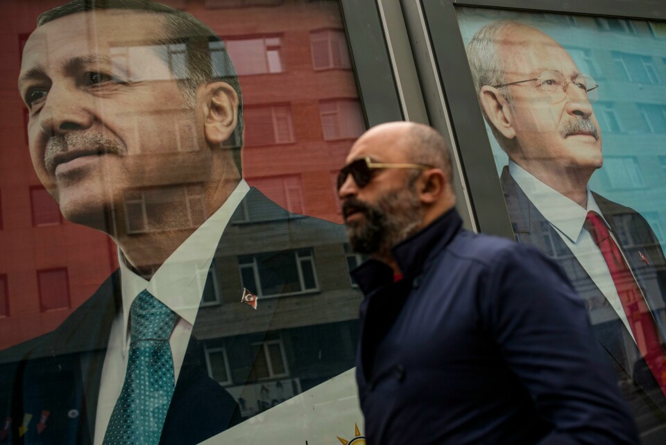 Meningsmålingene viser jevnt løp mellom Tyrkias sittende president Recep Tayyip Erdogan, (t.v.) og opposisjonsleder og utfordrer til presidentvervet, Kemal Kilicdaroglu. Søndag gir velgerne sin dom. Får ingen av kandidatene flertall, blir det ny valgrunde 28. mai. President Recep Tayyip Erdogan (til venstre) og utfordrer Kemal Kilicdaroglu er hovedkandidatene i det tyrkiske valget til helgen. Foto: Emrah Gurel / AP / NTB