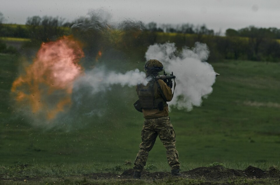 Den rike gründeren Andrey Kovalev kaller Putins krigføring for «forferdelig». En ukrainsk soldat trener ved frontlinjen ved Vuhledar i Donetsk. Foto: Libkos / AP / NTB