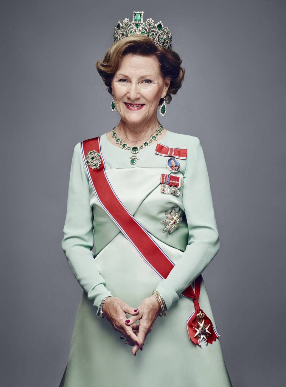 Dronning Sonja iført smaragddiademet i 2016. Dronning Sonja iført smaragddiademet i 2016.