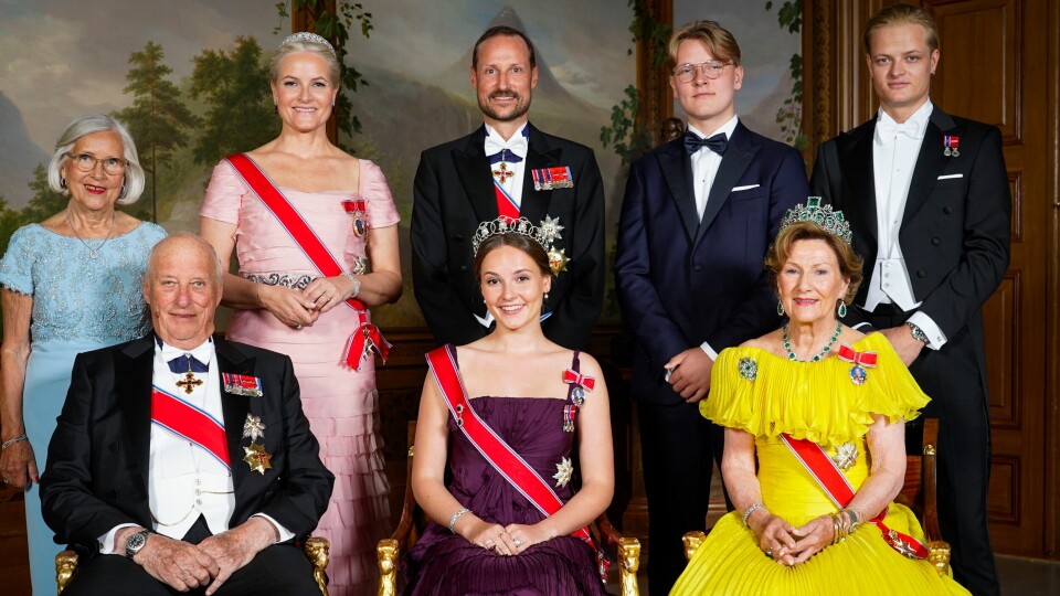 Prinsesse Ingrid Alexandra har på et diadem av briljanter, hvite safirer og kulurperler, dronning Sonja er iført smaragddiademet og kronprinsesse Mette-Marit bærer et diadem fra 1910. Mette-Marit var den første bruden i det norske kongehuset som bar et diadem. (Fra v.b. Marit Tjessem, kronprinsesse Mette-Marit, kronprins Håkon, prins Sverre Magnus, Marius Borg Høiby, kong Harald, prinsesse Ingrid Alexandra og dronning Sonja.) Kongefamilien på bursdagen til Ingrid Alexandra.