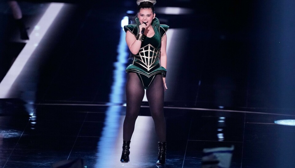 Norges Eurovision-håp Alessandra Mele tok seg som ventet videre fra semifinalen tirsdag. Dermed skal hun synge i finalen lørdag. Alessandra Mele var første artist på scenen. Foto: Heiko Junge / NTB