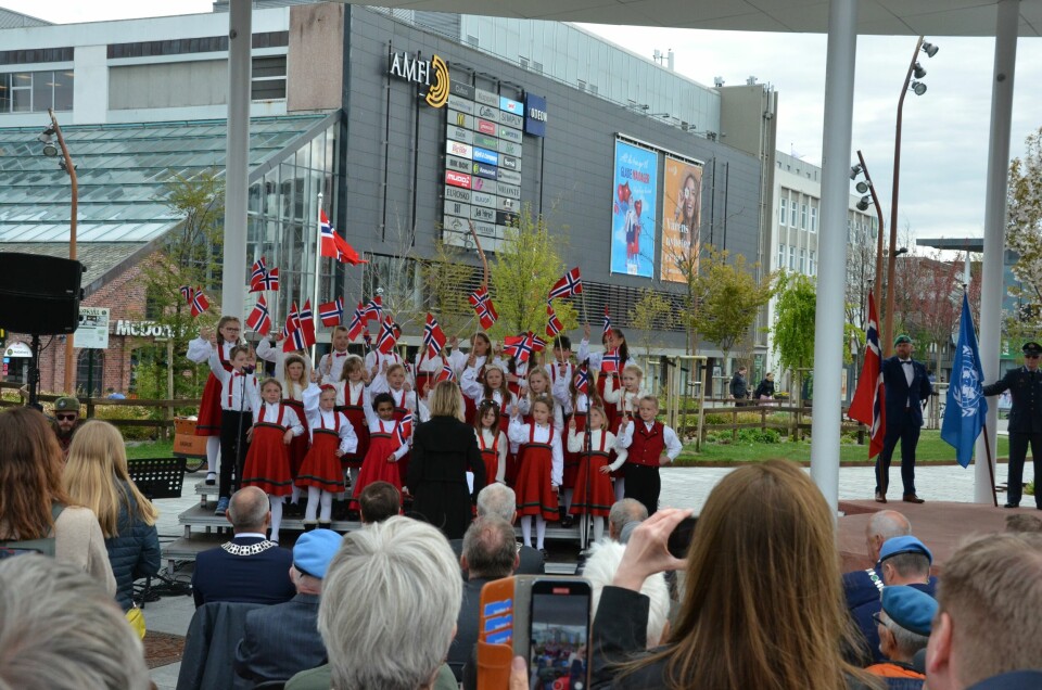 Barnekoret fra Sandnes kulturskole sang o vaiet med norske flagg. Barnekoret fra Sandnes kulturskole sang o vaiet med norske flagg.