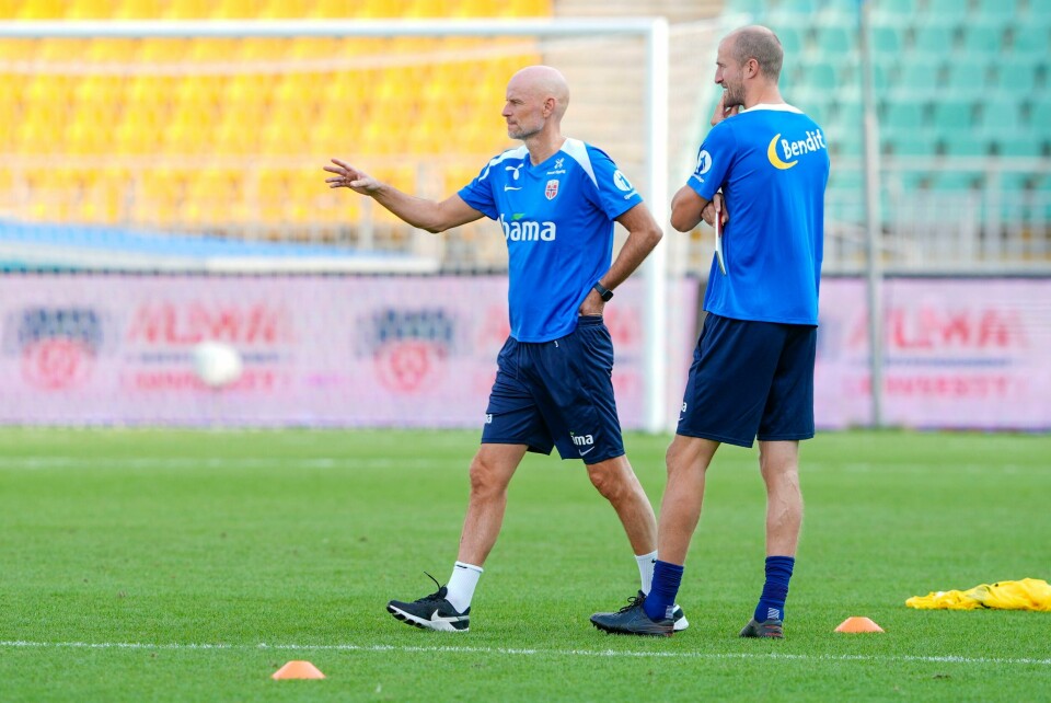 Landslagssjef Ståle Solbakken og assistent Brede Hangeland under trening på stadion i Almaty dagen før nasjonsligakampen mot Kasakhstan. Landslagssjef Ståle Solbakken og assistent Brede Hangeland under trening på stadion i Almaty dagen før nasjonsligakampen mot Kasakhstan. Foto: Terje Pedersen / NTB