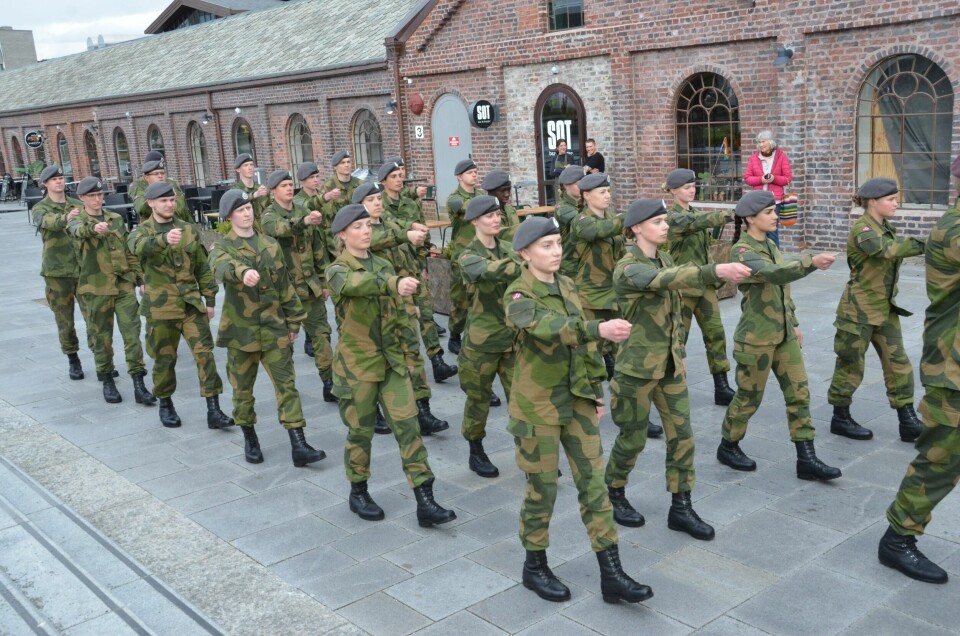 Soldater, rekrutter fra Madlaleiren, kom marsjerende fra Sandnes rådhus til Ruten mens Bryne musikkorps spilte. Soldater kom marsjerende fra Sandnes rådhus til Ruten mens Bryne musikkorps spilte.