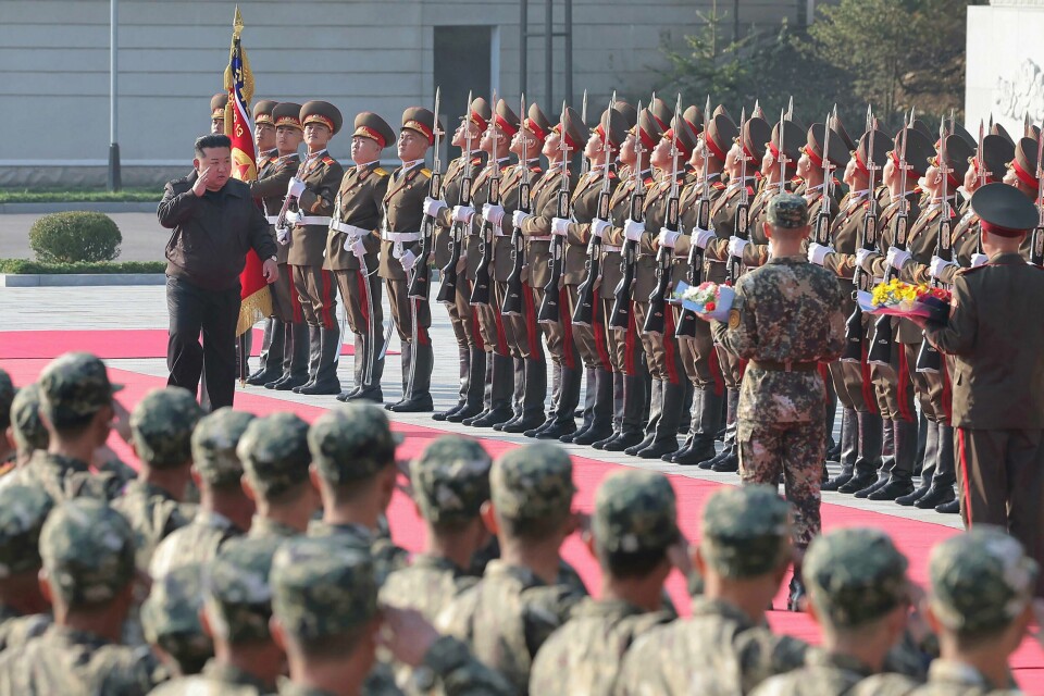Nord-Korea og Russland samarbeider stadig tettere. Ukrainsk etterretning sier torsdag at nordkoreanske soldater er satt inn i kampene i Kursk-regionen. Her inspiserer Nord-Koreas leder Kim Jong-un en avdeling 17. oktober. Bildet er gitt ut av nordkoreanske myndigheter. Nord-Koreas leder Kim Jong-un under en militærinspeksjon torsdag. Landets statlige nyhetsbyrået melder at det er funnet rester av en sørkoreansk drone. Foto: KCNA / Korea News Service via AP / NTB